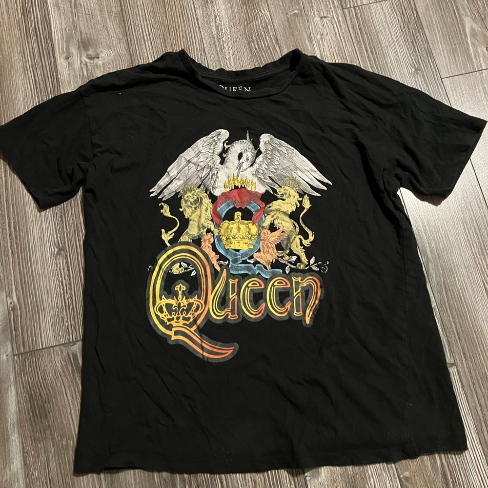 🌸 Black Queen Crest Graphic Short Sleeve Tee